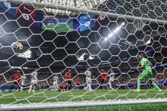 El gol desde el interior de la portería