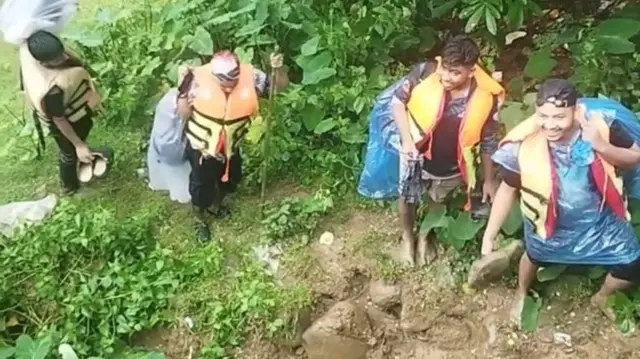 পাহাড়ি এলাকায় আটকে পড়া পর্যটকদের উদ্ধার করেছে জেলা প্রশাসন