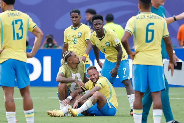 Jugadores brasileños luego de la derrota contra Inglaterra