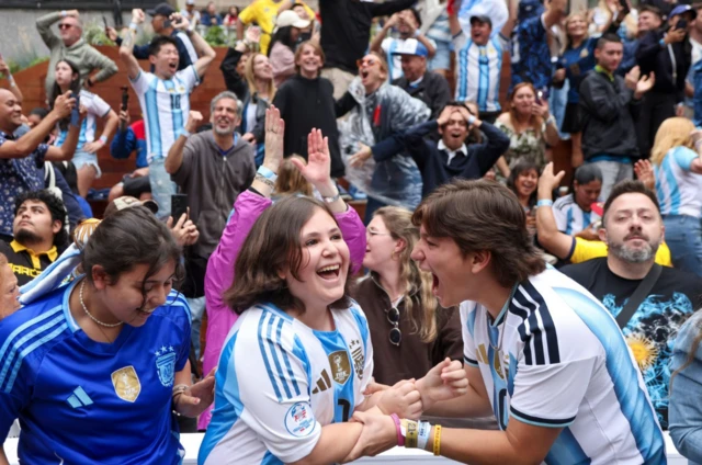 Hinchas argentinos celebran el triunfo