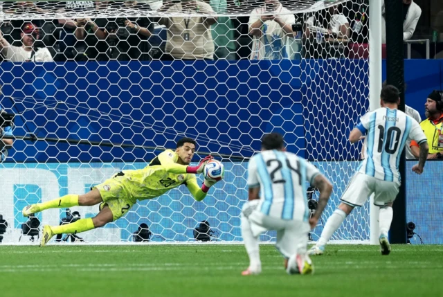 Shobeir detiene el tiro penal de Messi