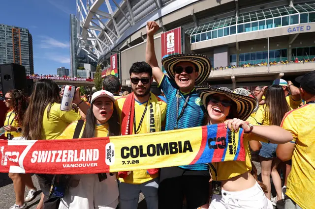 Hinchas de Colombia sostienen una bufanda que dice Suiza vs. Colombia