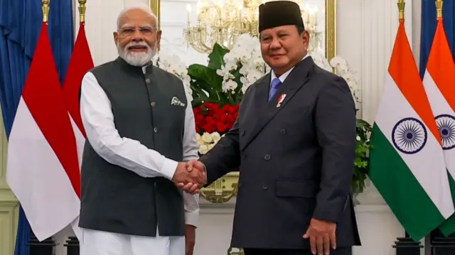प्रधानमंत्री नरेंद्र मोदी जकार्ता में इंडोनेशिया के राष्ट्रपति प्रबोवो सुबिनातो से मुलाक़ात करते हुए