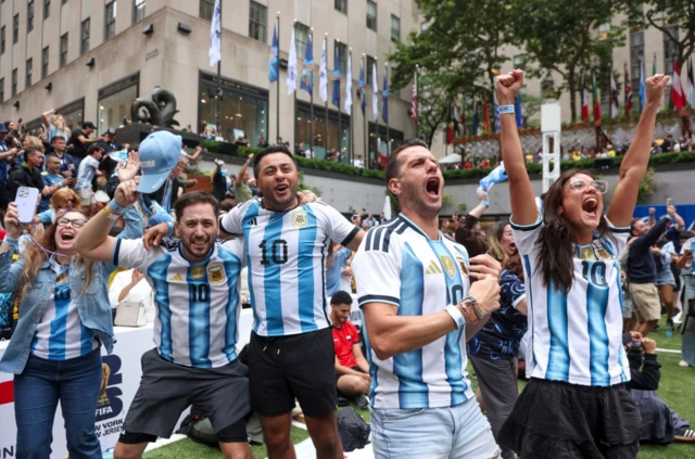 Hinchas argentinos celebran el triunfo