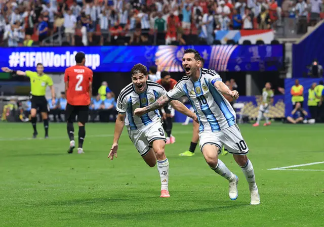 Messi festejando