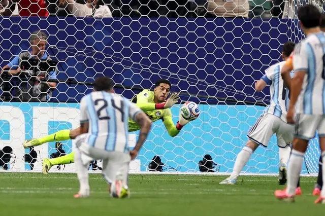 Mostafa Shoubir atajando el penal de Lionel Messi.