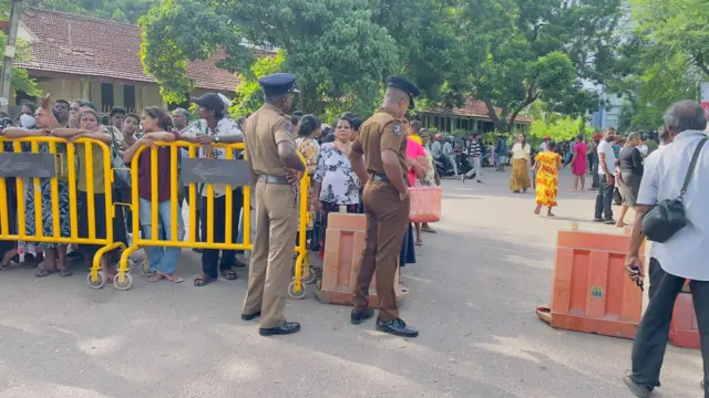 බන්ධනාගාරයේ සිටින රැඳවියන්ගේ ඥාතීන්
