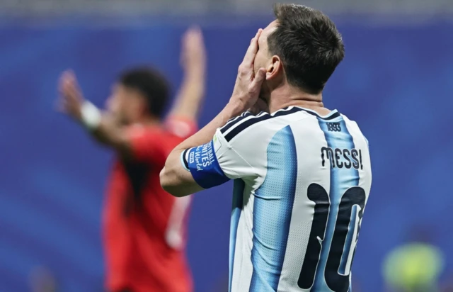 Lionel Messi se lamenta