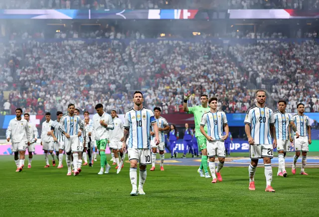 Messi y los argentinos al salir a la cancha