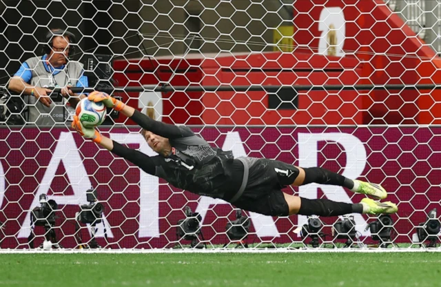 Kobel ataja un tiro penal