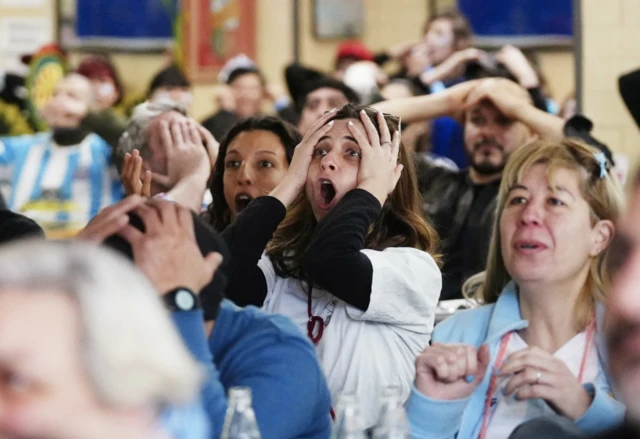 Hinchas argentinos miran con preocupación el partido