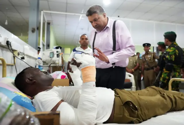 නීතිඥ හර්ෂණ නානායක්කාර ඊයේ (06) පස්වරුවේ මීගමුව දිස්ත්‍රික් මහ රෝහලේ