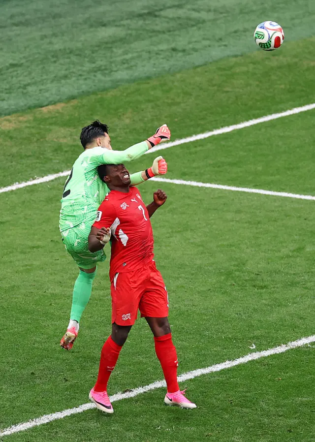 Breel Embolo y Camilo Vargas chocan