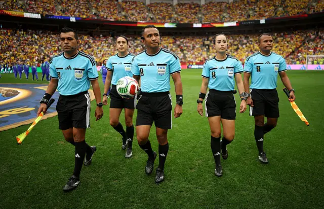 La quinteta arbitral al salir al campo