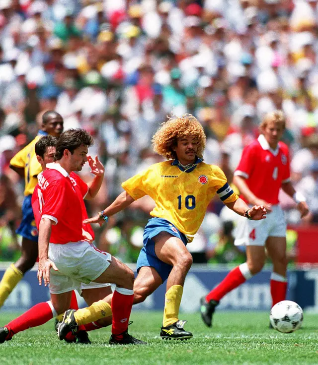 Carlos Valderrama disputa el balón contra Suiza en 1994