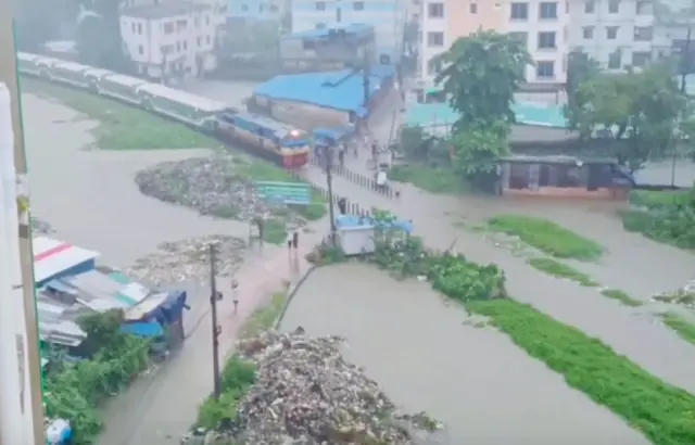 চট্টগ্রামের ষোলশহর এলাকায় রেললাইন পানিতে তলিয়ে গেছে