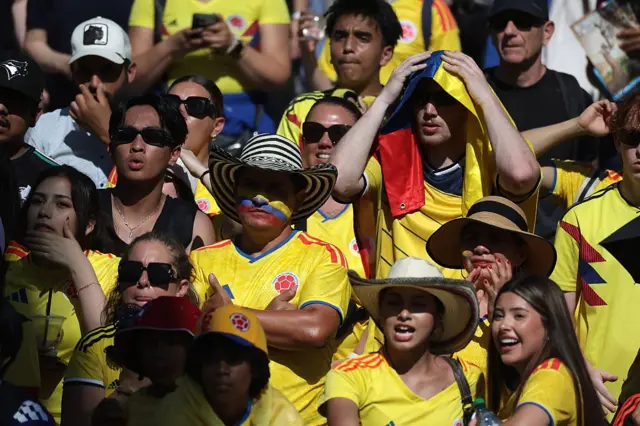 Aficionados colombianos viendo el partido en una pantalla en Toronto, Canadá.