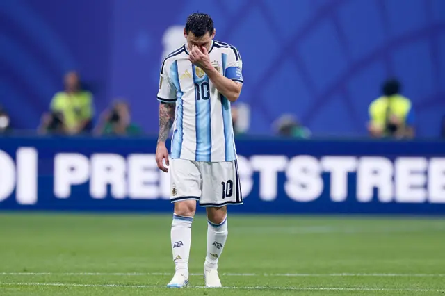 Messi se lamenta tras fallar el penalti.