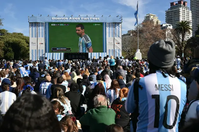 Hinchas argentinos miran con preocupación el partido