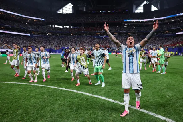 فرحة لاعبي منتخب الأرجنتين بعد التأهل إلى ربع نهائي كأس العالم 2026
