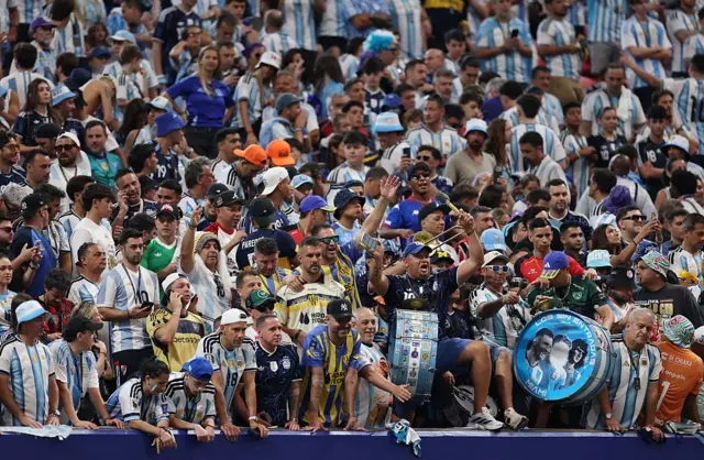 Hinchas argentinos en el estadio de Atlanta