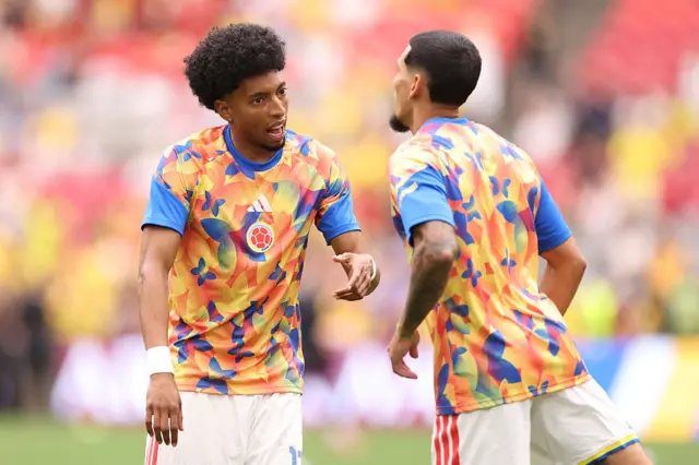 Jugadores de Colombia hacen calentamiento