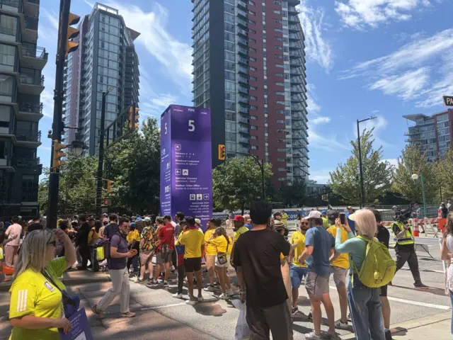 Hinchas colombianos afuera del estadio BC Place