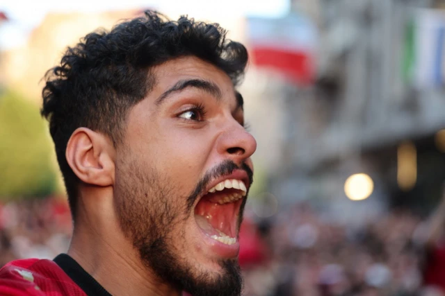 Un hincha grita en El Cairo