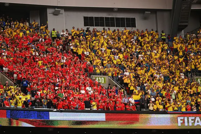 Hinchas de Suiza y Colombia en la tribuna