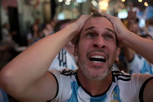 Hinchas argentinos celebran el triunfo