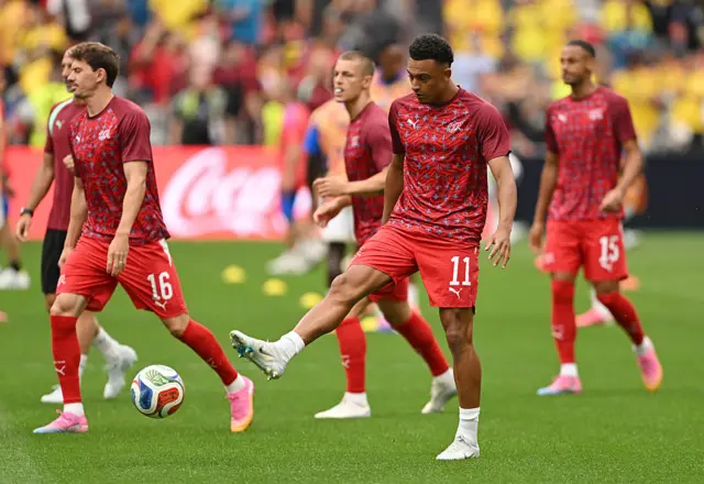 Jugadores de Suiza hacen calentamiento