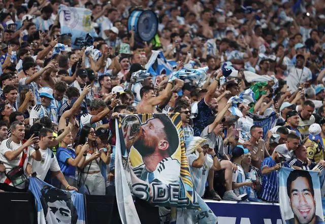Hinchas argentinos celebran el triunfo