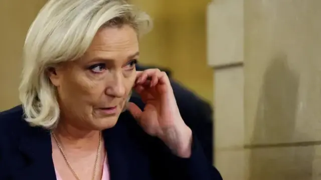 Marine Le Pen ku musi wa mbere w'urubanza, ku rwego rw’iyungururizo, aho asaba ko sentare isubira gusuzuma urubanza rwiwe, i Paris