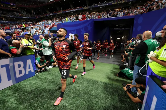 لاعبو منتخب مصر بقيادة صلاح خلال الدخول لعمليات الإحماء