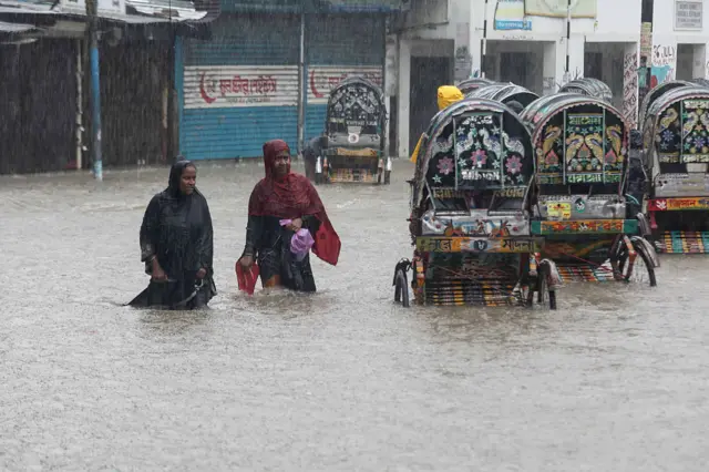 টানা বৃষ্টিতে চট্টগ্রামের বিভিন্ন এলাকায় জলাবদ্ধতা তৈরি হয়েছে