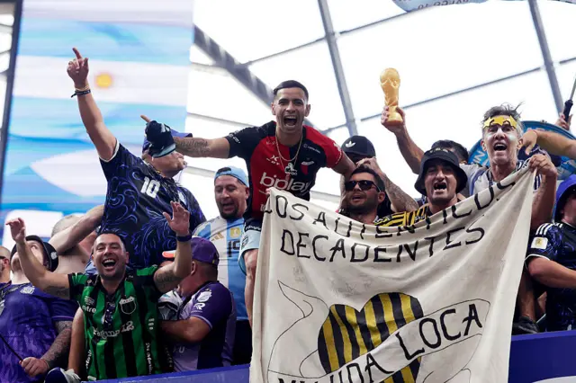 Hinchas argentinos celebran el triunfo