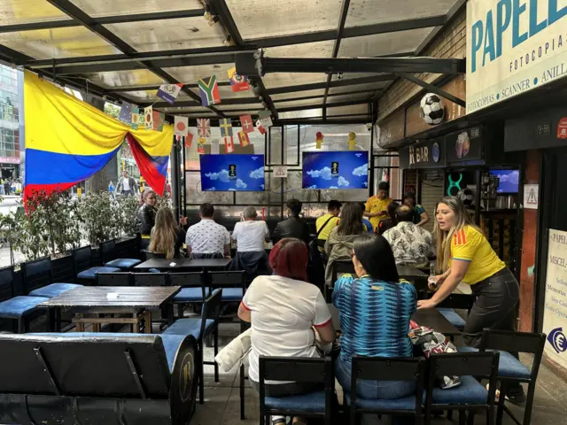 Hinchas de Colombia en un restaurante esperando el partido