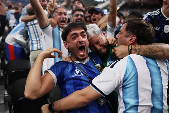 Amigos festejando