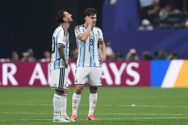 Lionel Messi y Julián Álvarez