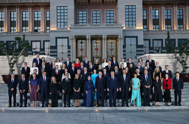 NATO liderleri Cumhurbaşkanlığı Külliyesi önünde poz veriyor. En önde Cumhurbaşkanı Erdoğan ve yanında ABD Başkanı Donald Trump var.