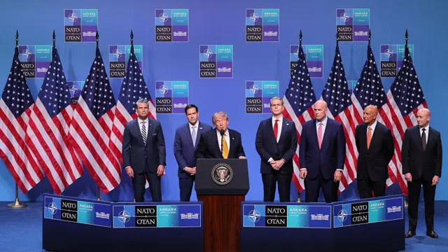 Trump ve ekibi sahnede