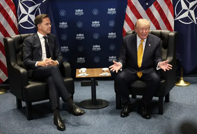 Rutte ve Trump koltukta konuşuyor.
