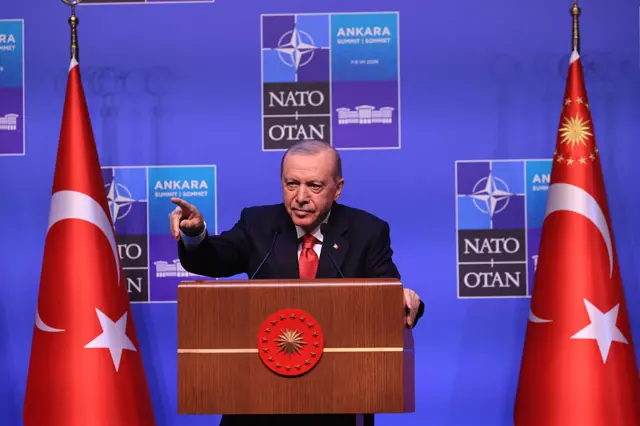 Cumhurbaşkanı Erdoğan kürsüde konuşma yapıyor.