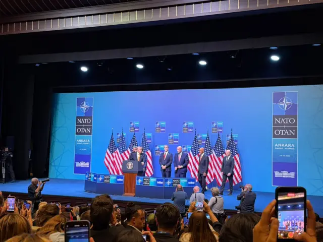 Trump ve ekibi kürsüde.