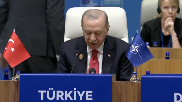 Erdoğan Türkiye yazılı bir koltuktan konuşuyor.