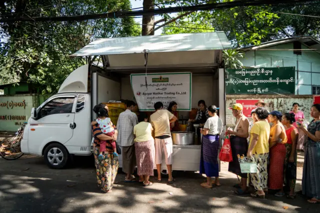 စားသုံးဆီအသင်းကလာရောင်းတဲ့ ဆီကိုဝယ်ဖို့အတွက် ပြည်သူတွေ တန်းစီစောင့်ဆိုင်းနေကြတဲ့မြင်ကွင်း