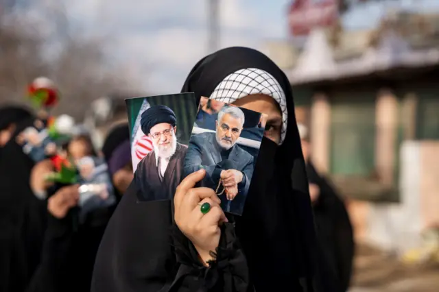 صور خامنئي وسليماني.