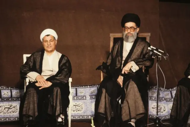 الخامنئي يوم تنصيبه المرشد الأعلى للجمهورية الإسلامية في إيران عام 1989