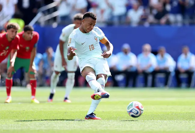 Mbappé cobra un penalti