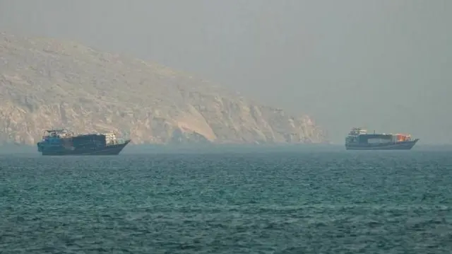 نمای تنگه هرمز در روز پنجشنبه ۱۸ تیر ماه